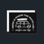 Surfer camper van het leven grappige citaten briefkaart<br><div class="desc">Surfer van life briefkaart kleine print grappige humor citeert gezegden home is waar de golven zijn retro  camper van esthetische. Vanlife meisje surfen road trip surf lover geschenken.</div>