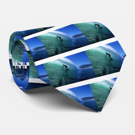 Surfer dat op de buis surft in groene golven stropdas (Opgerold)