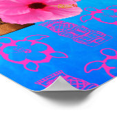 Surfer en Tiki-standbeeld Poster (Hoek)