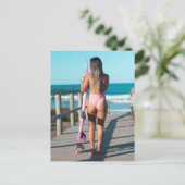 Surfer girl in roze Bikini = Beach = Babe Briefkaart (Staand voorkant)