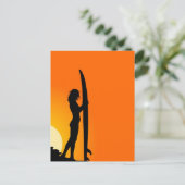 Surfer girl op zonsondergang briefkaart (Staand voorkant)