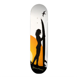 surfer girl - skateboard op het strand 2