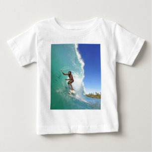 Surfer groene tropische buissurfgolf