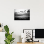 Surfer haalt een golf in de ochtend poster (Thuiskantoor)