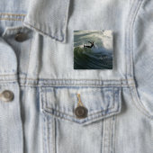 Surfer in een waterbad vierkante button 5,1 cm (In situ)