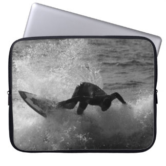 Surfer in zwart-wit laptop sleeve