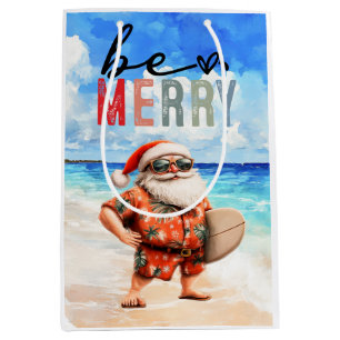Surfer Kerstman met zijn surfplank op het strand Medium Cadeauzakje