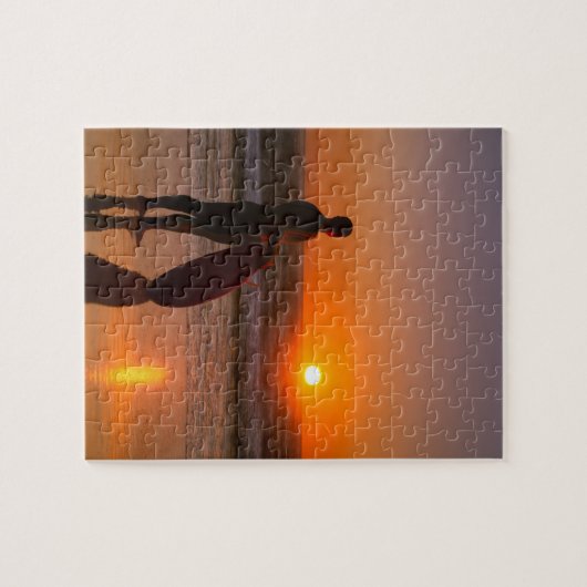 Surfer kijkt naar de golven legpuzzel (Horizontaal)