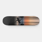 Surfer loopt naar strand op zondskateboarden persoonlijk skateboard (Horizontaal)