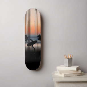 Surfer loopt naar strand op zondskateboarden persoonlijk skateboard