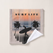 Surfer loopt naar strand op zonsondergang | SURF Bad Handdoek (Wasdoekje)