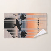 Surfer loopt naar strand op zonsondergang | SURF Bad Handdoek (Handdoek)