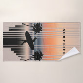 Surfer loopt naar strand op zonsondergang | SURF Badhanddoek (Badhanddoek)