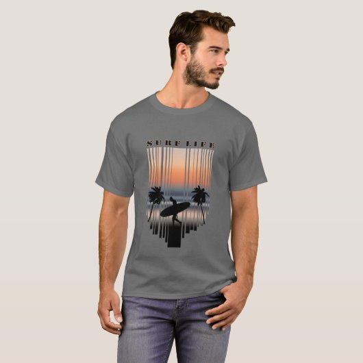 Surfer loopt naar strand op zonsondergang | Surf L T-shirt (Voorkant volledig)