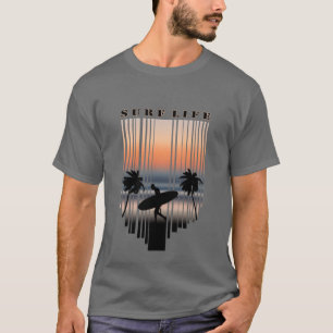 Surfer loopt naar strand op zonsondergang Surf L T-shirt