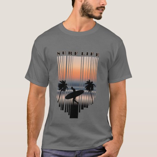Surfer loopt naar strand op zonsondergang | Surf L T-shirt (Voorkant)