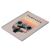 Surfer loopt naar strand op zonsondergang | SURF Notitieboek (Linkerzijde)