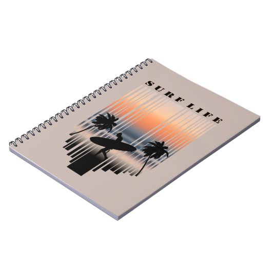 Surfer loopt naar strand op zonsondergang | SURF Notitieboek (Linkerzijde)