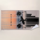 Surfer loopt naar strand op zonsondergang | SURF Strandlaken (Voorkant)