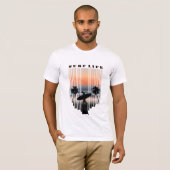 Surfer loopt naar strand op zonsondergang | SURF T-shirt (Voorkant volledig)