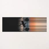 Surfer loopt naar strand op zonsondergang | SURF Yogamat (Voorkant (horizontaal))