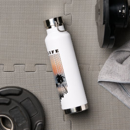 Surfer loopt naar strand op zonsondergang waterfles