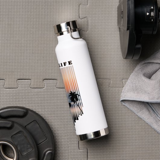 Surfer loopt naar strand op zonsondergang waterfles (Gym)