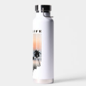 Surfer loopt naar strand op zonsondergang waterfles (Links)