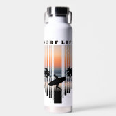 Surfer loopt naar strand op zonsondergang waterfles (Voorkant)