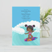 Surfer meisje verjaardagsfeestje kaart (Staand voorkant)