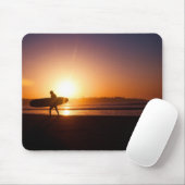 Surfer met Surfboard op strand op zonsondergang Muismat (Met muis)