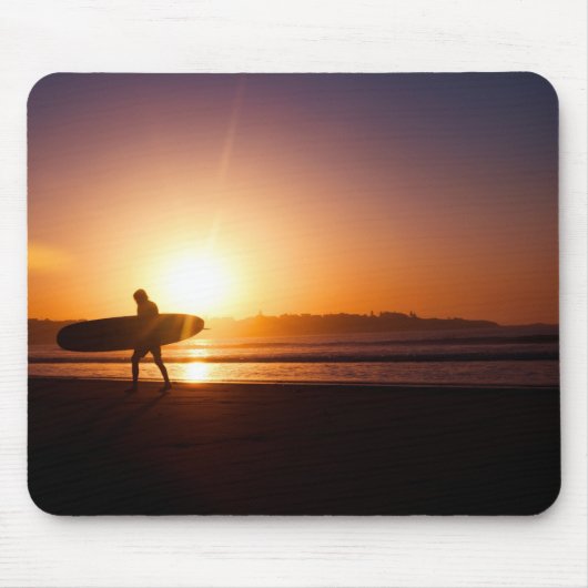 Surfer met Surfboard op strand op zonsondergang Muismat (Voorkant)