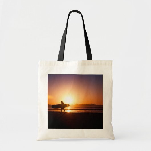 Surfer met surfplank op het strand bij zonsonderga tote bag (Voorkant)