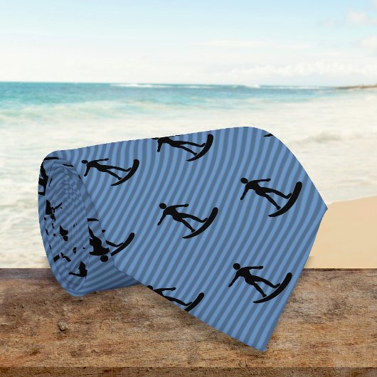 Surfer Motif - Guy op Surfboard op Blue Striped Stropdas