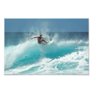 Surfer op een foto van een grote golf afdruk