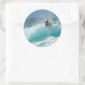 Surfer op een grote golf ronde sticker (Tas)
