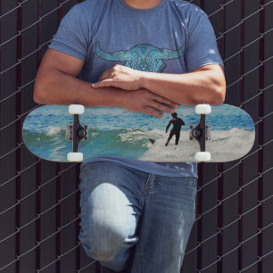 Surfer op golfskateboard persoonlijk skateboard