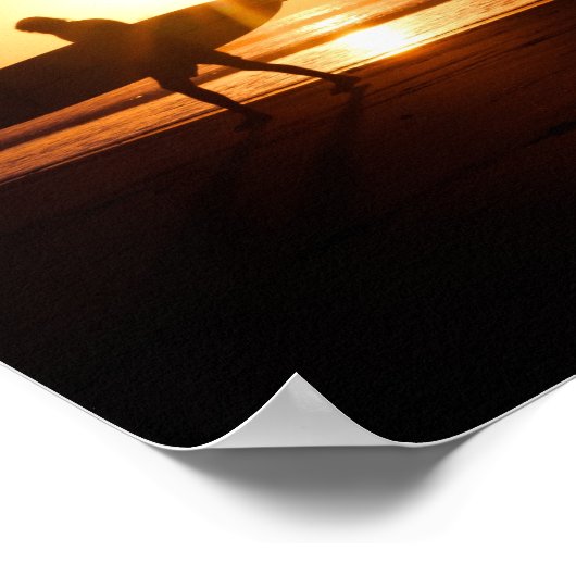 Surfer op strand bij zonsondergang poster (Hoek)
