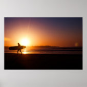 Surfer op strand bij zonsondergang poster (Voorkant)