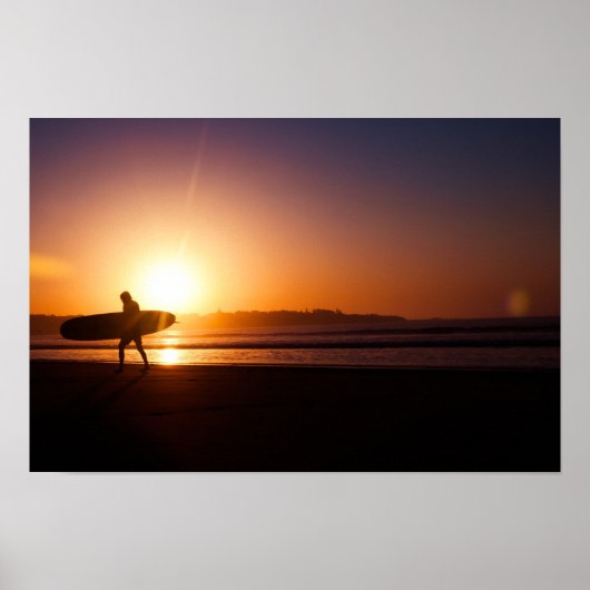 Surfer op strand bij zonsondergang poster (Voorkant)
