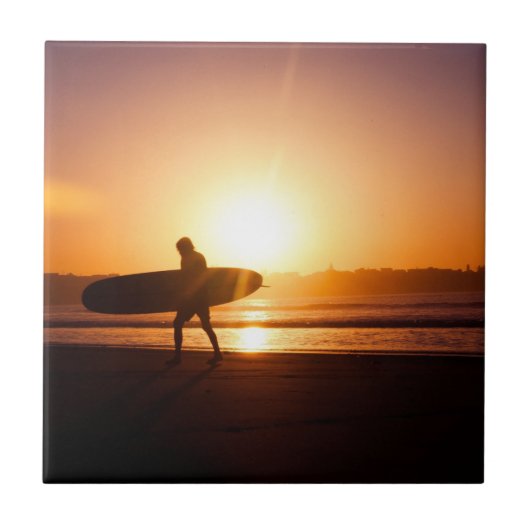 Surfer op strand bij zonsondergang tegeltje (Voorkant)