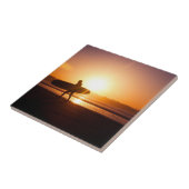 Surfer op strand bij zonsondergang tegeltje (Zijkant)