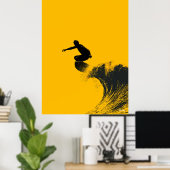Surfer Poster – Zwart Silhouet op Yellow Wave (Thuiskantoor)