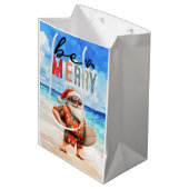 Surfer Santa with his surf board at the beach Medium Cadeauzakje (Voorkant Gekanteld)