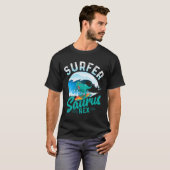 Surfer Saurus Rex Surfende Dinosaurus Surf Dino Su T-shirt (Voorkant volledig)