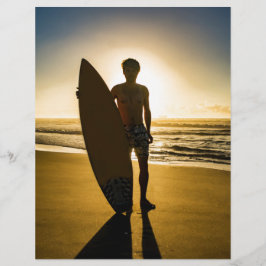 Surfer-silhouet tijdens zonsopgang