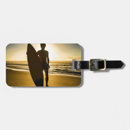 Surfer-silhouet tijdens zonsopgang bagagelabel