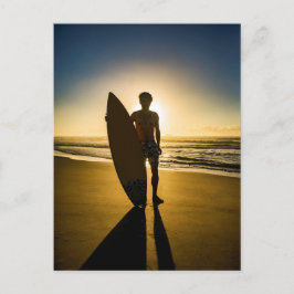 Surfer-silhouet tijdens zonsopgang briefkaart