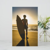 Surfer-silhouet tijdens zonsopgang briefpapier (Staand voorkant)