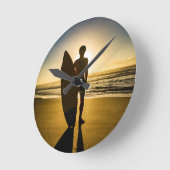 Surfer-silhouet tijdens zonsopgang ronde klok (Hoek)